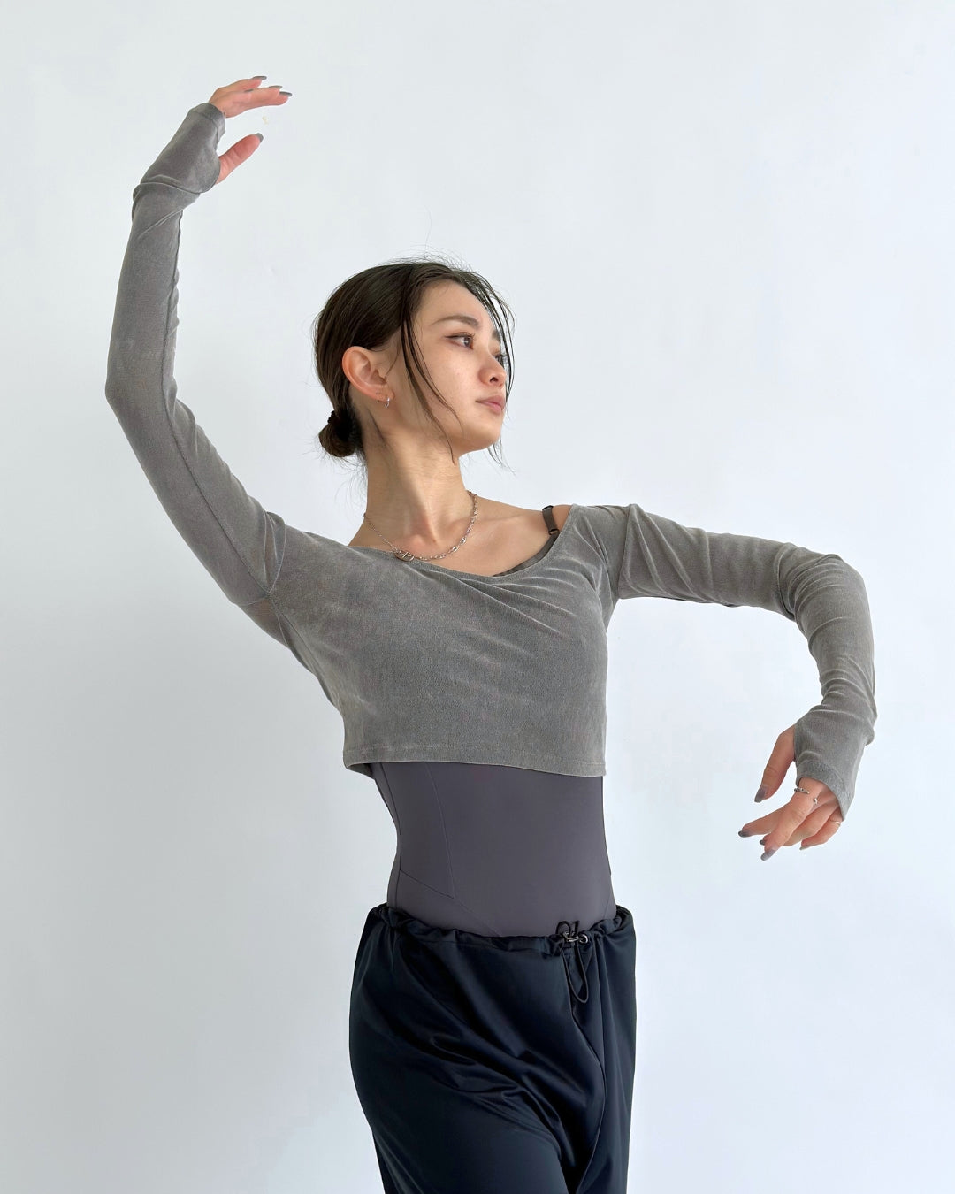 Cropped Flock print open neck T -GRAY-