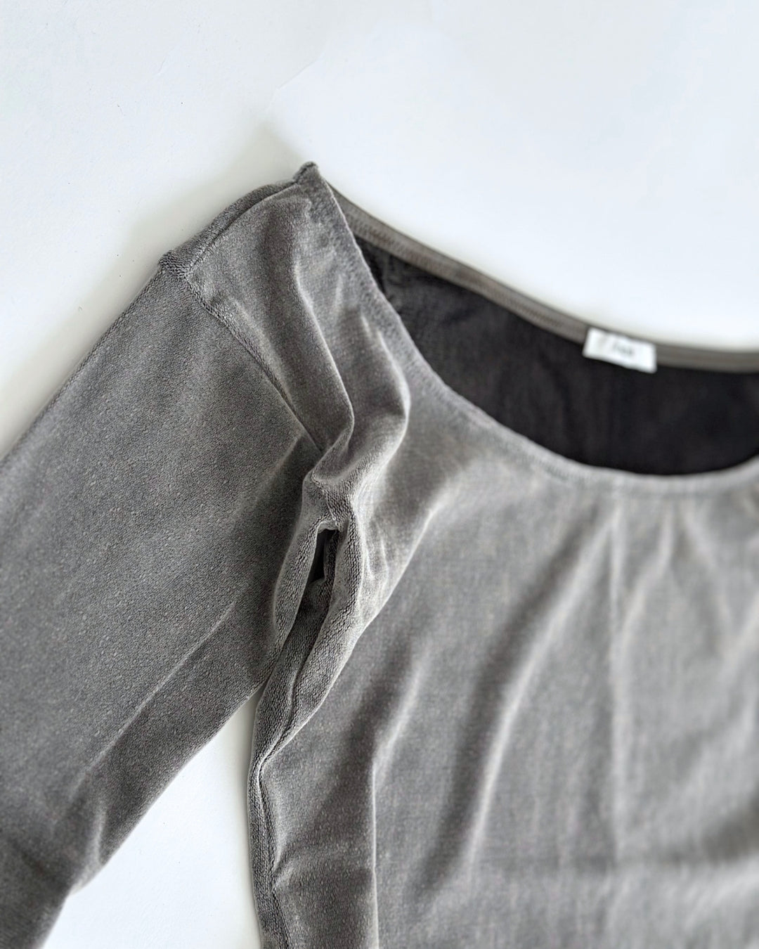 Cropped Flock print open neck T -GRAY-