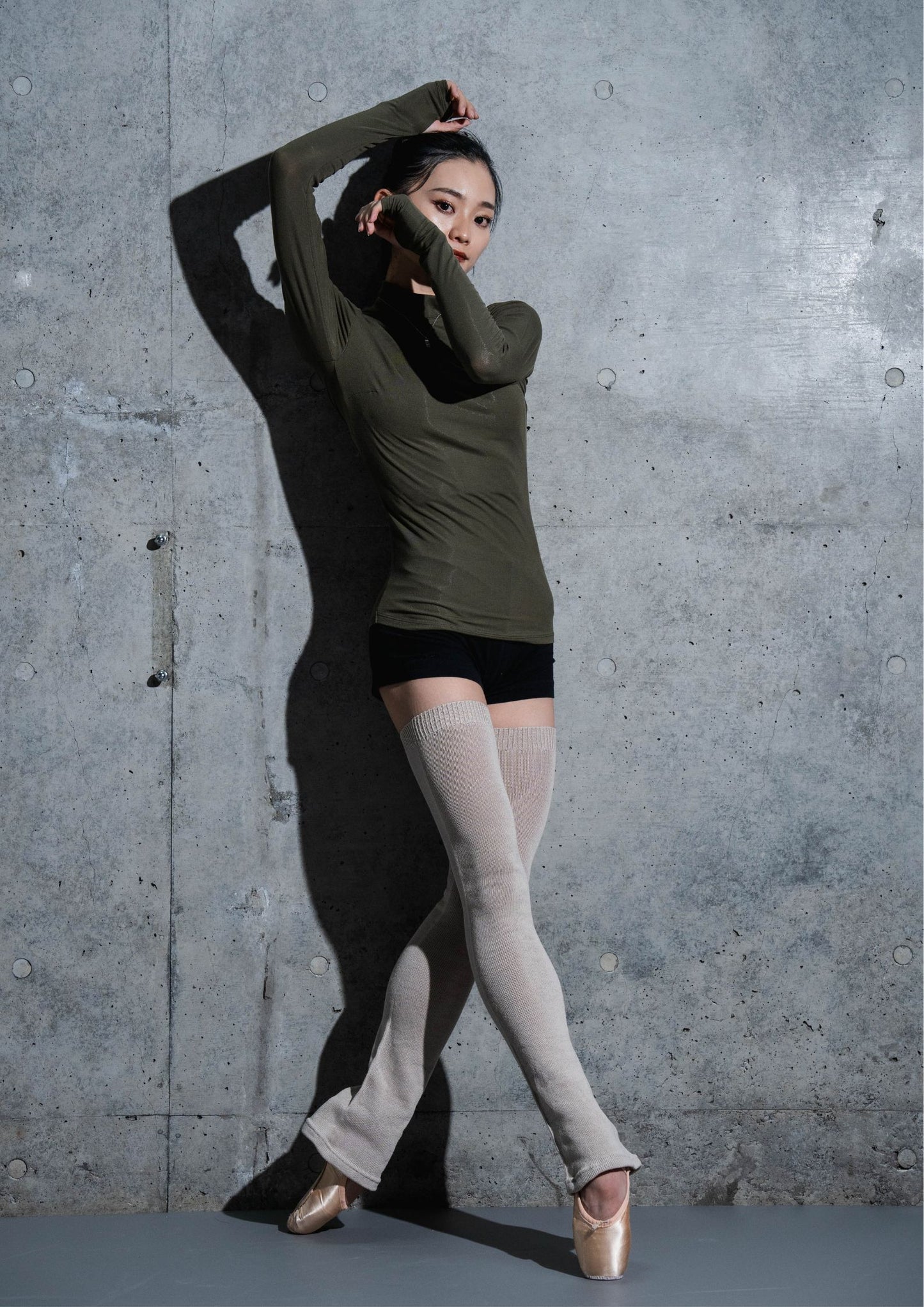 【BLACK FRIDAY SALE 11/22~ 対象商品】【バレエ雑誌クロワぜ96号掲載商品】Flare leg warmers - BEIGE -